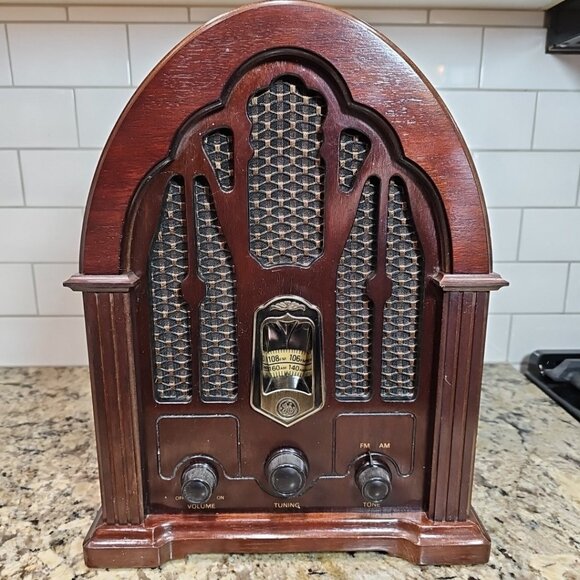 General Electric GE Model 7-4100JA Retro Cathedral AM/FM Radio Great Sound Read - Picture 1 of 12